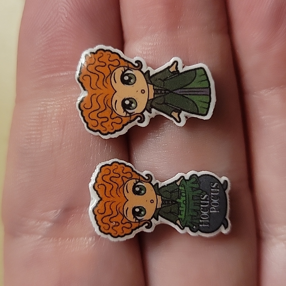 Winifred Sanderson Stud Earrings, mismatched - Picture 7 of 8
